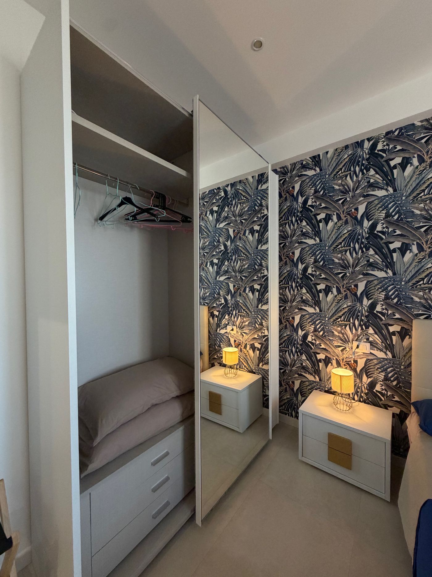 Wardrobe with a mirrored door and drawers in the bedroom